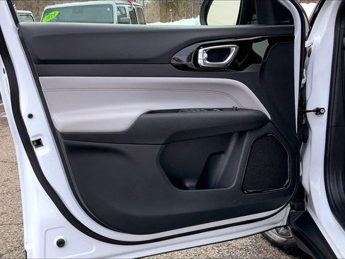 Used 2024 Jeep Compass Limited image 19