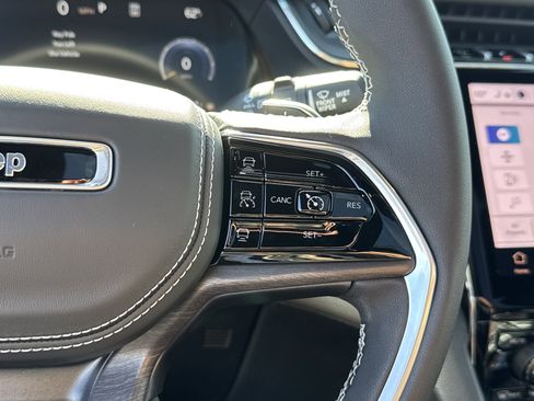 New 2025 Jeep Grand Cherokee Overland w/ Luxury Tech Group IV image 30