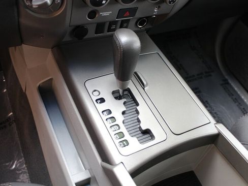 Used 2004 Nissan Armada SE w/ (BOS) Bose Pkg AWD/4WD image 12