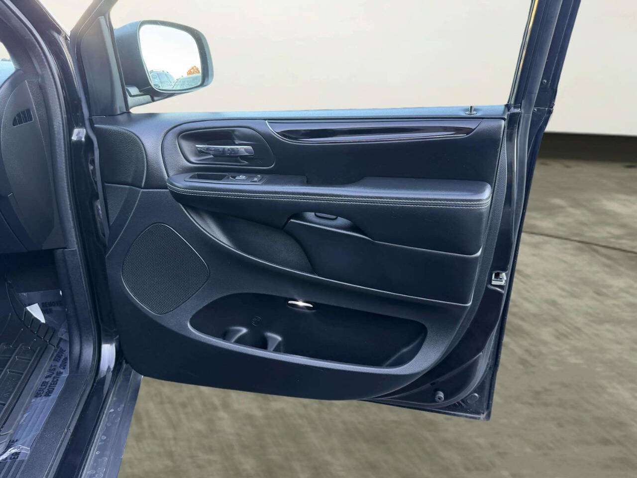 Used 2016 Dodge Grand Caravan SXT FWD image 30