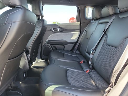 Used 2024 Jeep Compass Latitude AWD/4WD image 16