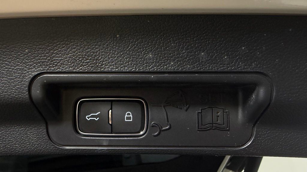 Used 2023 Ford Explorer XLT AWD/4WD image 12