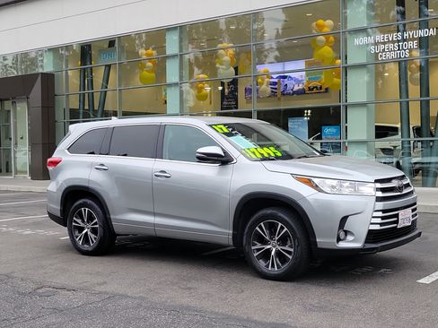 Used 2017 Toyota Highlander Plus FWD image 25