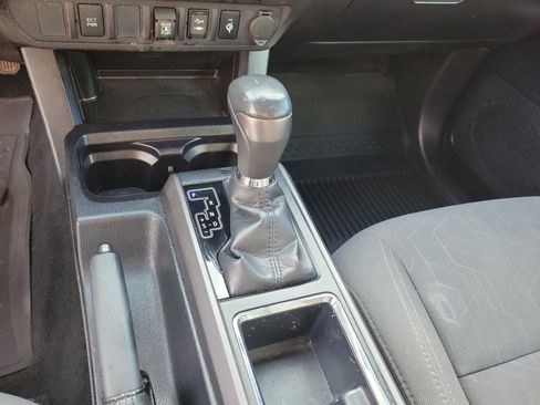 Used 2019 Toyota Tacoma TRD Sport AWD/4WD image 15