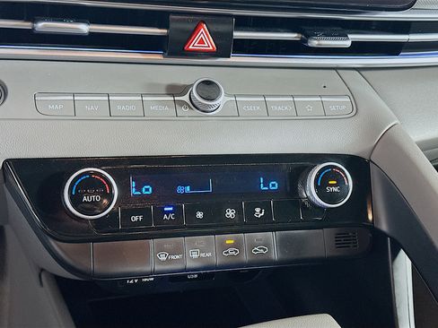 Used 2024 Hyundai Elantra SEL image 24