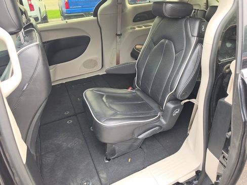 Used 2023 Chrysler Pacifica Limited FWD image 27