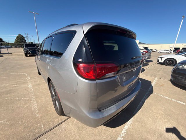 Used 2020 Chrysler Pacifica Touring-L w/ S Appearance Package FWD image 12