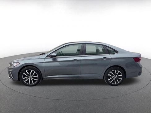 Used 2025 Volkswagen Jetta SE image 9