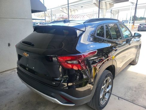Used 2025 Chevrolet Trax LT w/ LT Convenience Package FWD image 8
