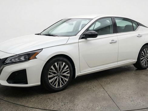Used 2025 Nissan Altima 2.5 SV FWD image 3