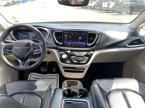 Used 2023 Chrysler Pacifica Touring-L image 21