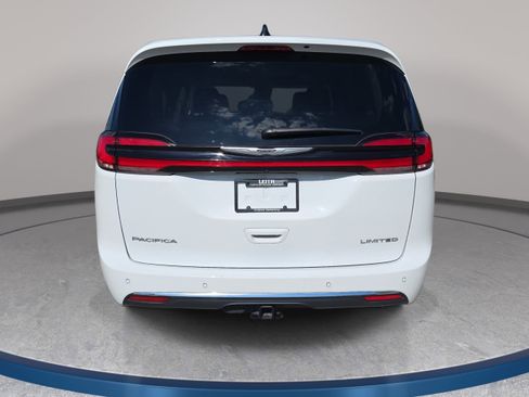 Used 2024 Chrysler Pacifica Limited w/ Trailer Tow Group FWD image 7
