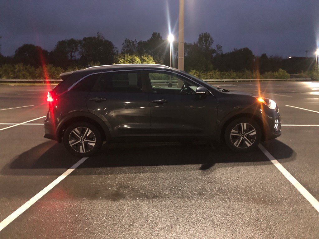 Used 2020 Kia Niro EX FWD image 1