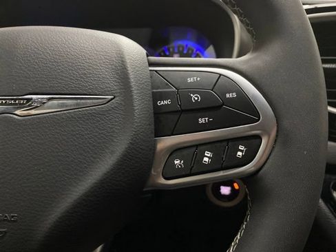Used 2025 Chrysler Pacifica Select FWD image 36