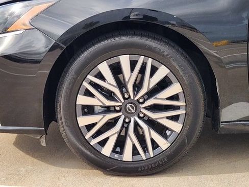 Used 2025 Nissan Altima 2.5 SV FWD image 10
