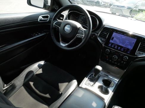 Used 2019 Jeep Grand Cherokee Altitude AWD/4WD image 9