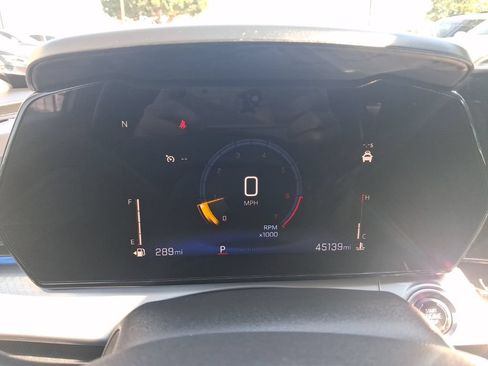 Used 2025 Chevrolet Trax LT w/ LT Convenience Package FWD image 2