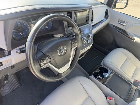 Used 2017 Toyota Sienna XLE image 11