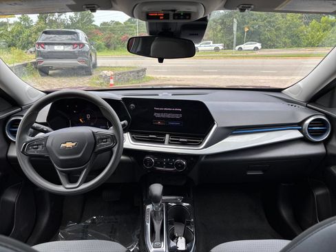 Used 2025 Chevrolet Trax LT FWD image 28