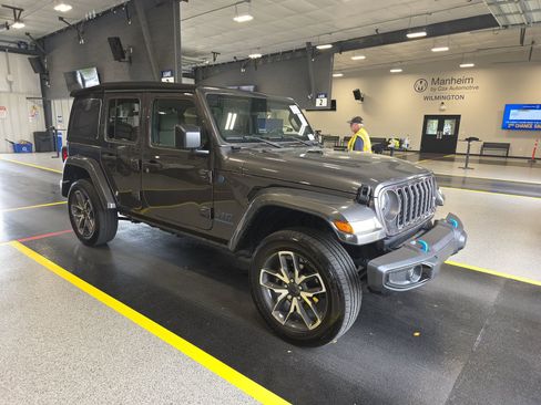 Used 2024 Jeep Wrangler Sport S image 4