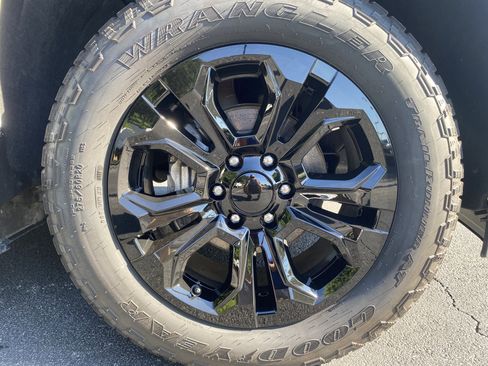 Used 2024 Chevrolet Silverado 1500 High Country w/ Technology Package AWD/4WD image 47