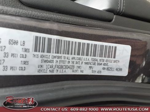 Used 2019 Jeep Grand Cherokee Laredo AWD/4WD image 35