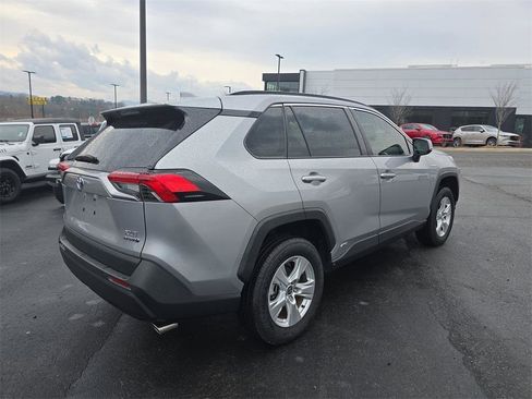Used 2021 Toyota RAV4 XLE image 3