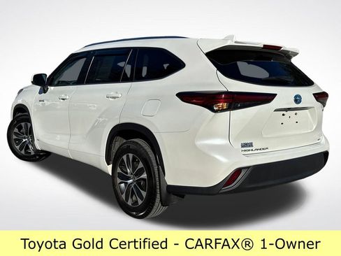 Certified 2021 Toyota Highlander XLE image 3