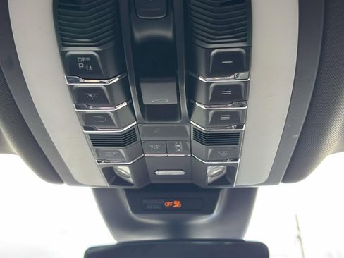 Used 2022 Porsche Macan image 32