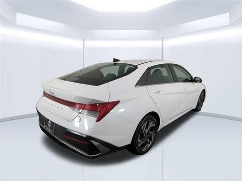 Used 2025 Hyundai Elantra SEL FWD image 13