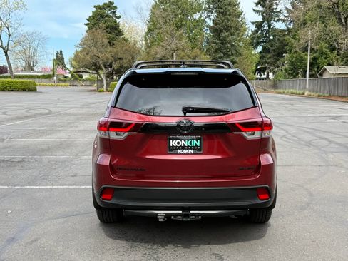 Used 2019 Toyota Highlander SE w/ Nightshade Edition image 4