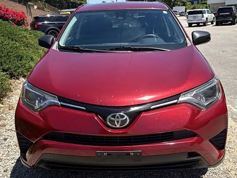 Used 2018 Toyota RAV4 LE FWD image 4