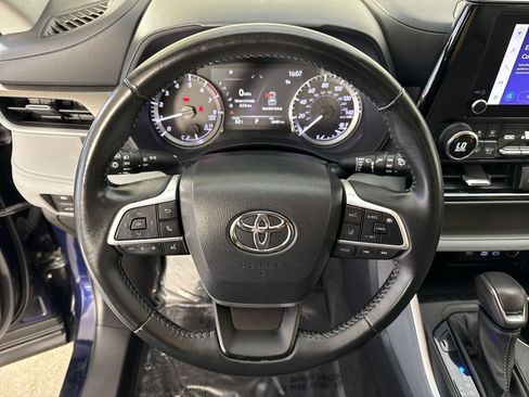 Used 2023 Toyota Highlander LE FWD image 11