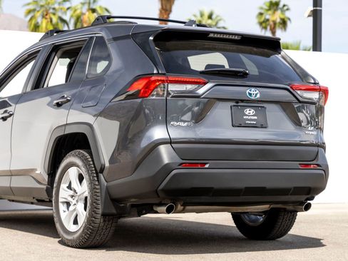 Used 2021 Toyota RAV4 LE w/ Carpet Mat Package (TMS) AWD/4WD image 8