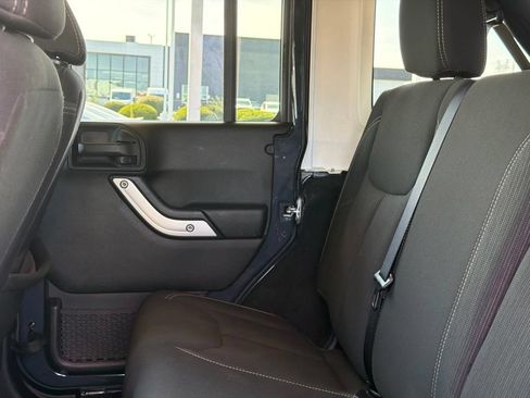 Used 2016 Jeep Wrangler Unlimited Rubicon w/ Connectivity Group AWD/4WD image 17