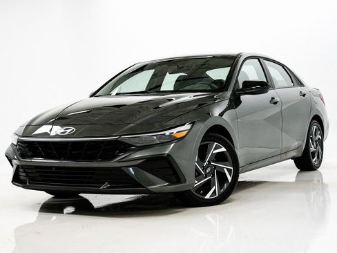 Used 2025 Hyundai Elantra SEL image 1