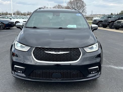 Used 2025 Chrysler Pacifica Pinnacle w/ Trailer Tow Group FWD image 8