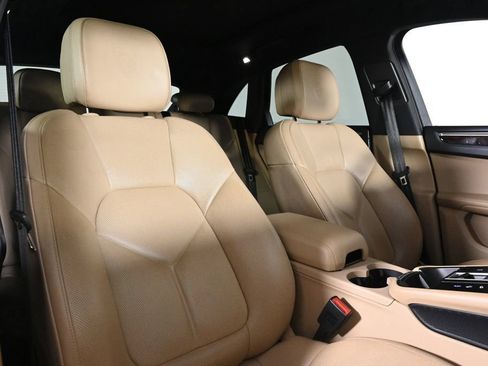 Certified 2022 Porsche Macan AWD/4WD image 18
