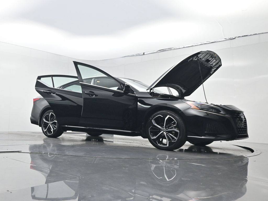 Used 2025 Nissan Altima 2.5 SR FWD image 29