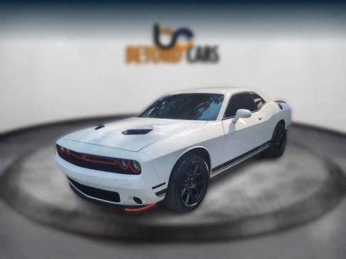 Used 2019 Dodge Challenger SXT image 2