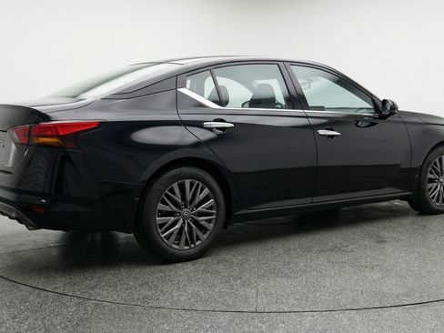 Used 2025 Nissan Altima 2.5 SV FWD image 9