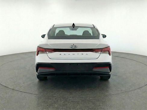 Used 2025 Hyundai Elantra SEL image 7