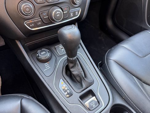 Used 2021 Jeep Cherokee Latitude Plus w/ Sun & Sound Group AWD/4WD image 19