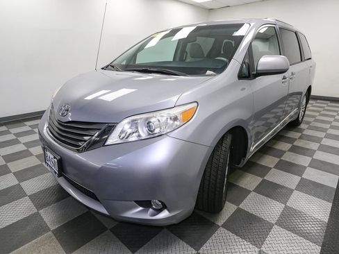 Used 2014 Toyota Sienna XLE FWD image 4