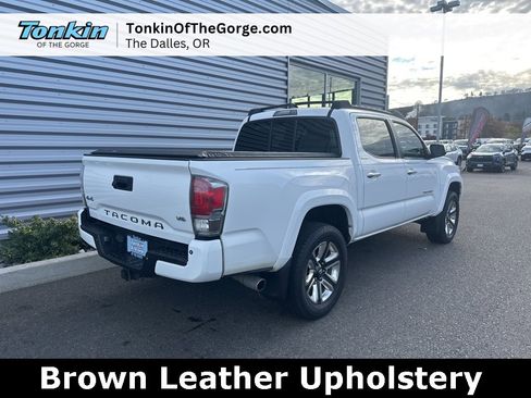Used 2016 Toyota Tacoma Limited image 3
