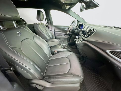 Used 2022 Chrysler Pacifica Touring-L w/ S Appearance Package image 32