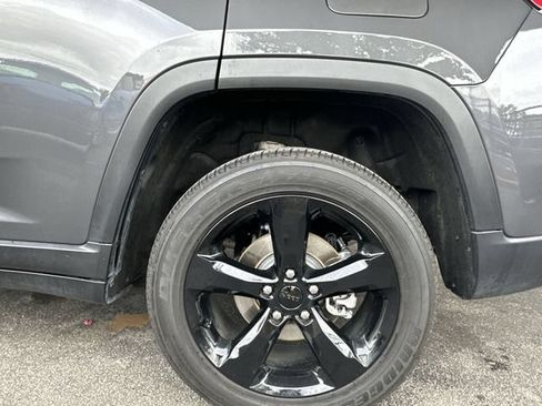 Used 2024 Jeep Grand Cherokee Altitude AWD/4WD image 10