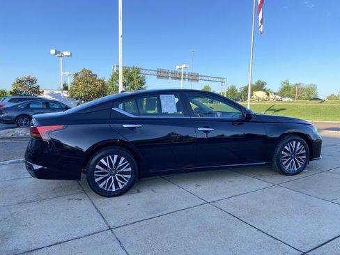 Used 2024 Nissan Altima 2.5 SV FWD image 12