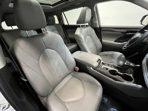 Used 2022 Toyota Highlander Platinum image 12