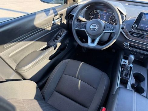 Used 2025 Nissan Altima 2.5 SV image 34
